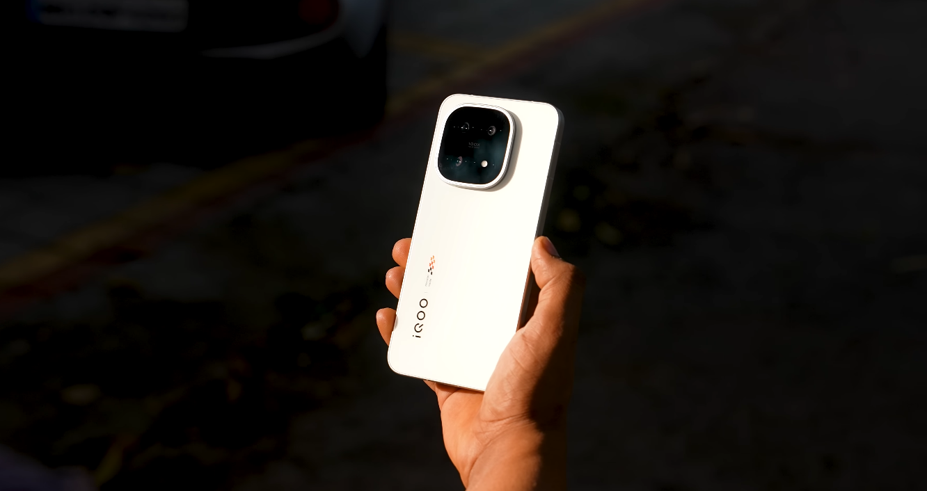 Enthusiasts in UAE compare iQOO 15 benchmarks with ASUS ROG Phone 8