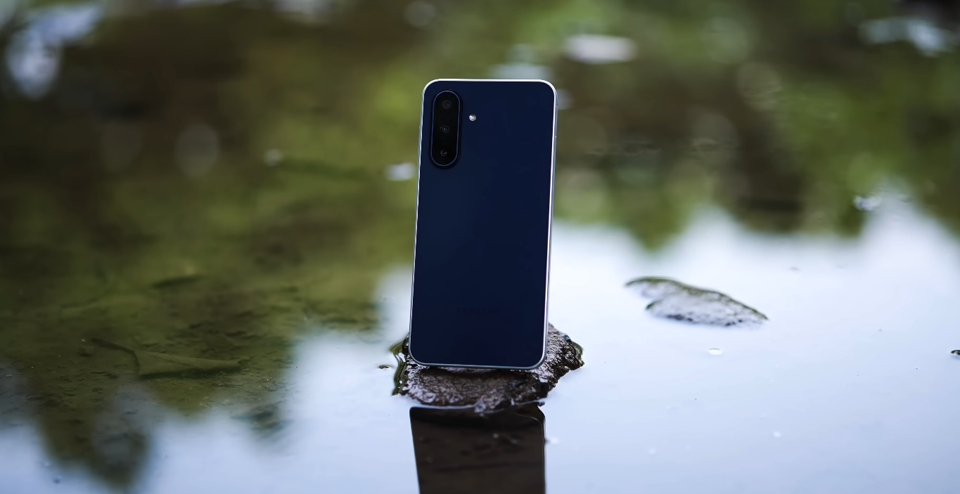 Galaxy M17 5G display performance under bright daylight