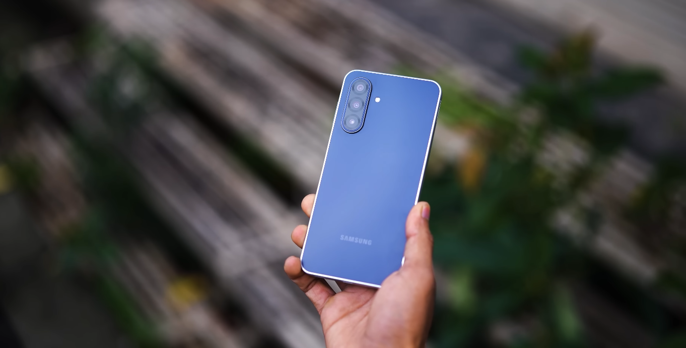 Galaxy M17 5G software bloatware check clean experience or not