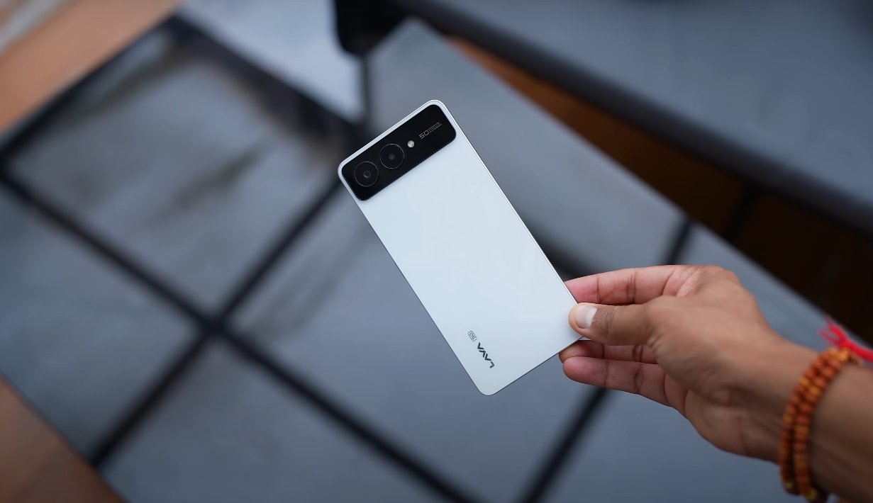 How Canada Users Are Reacting to LAVA Blaze Amoled 2