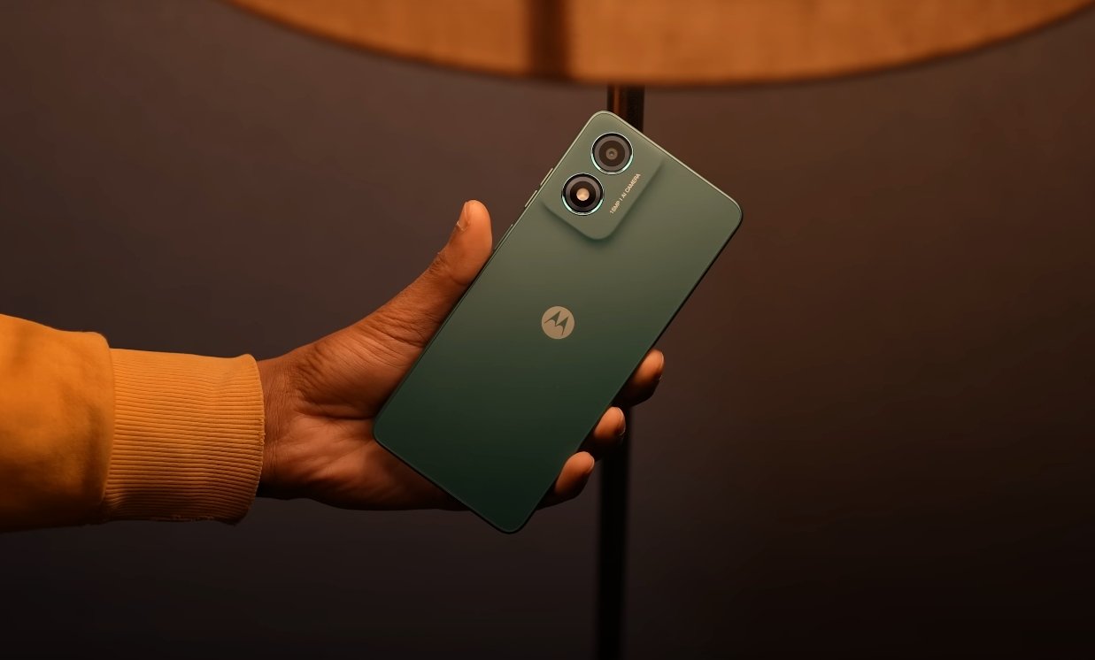 Moto G06 Power screen brightness USA outdoors test