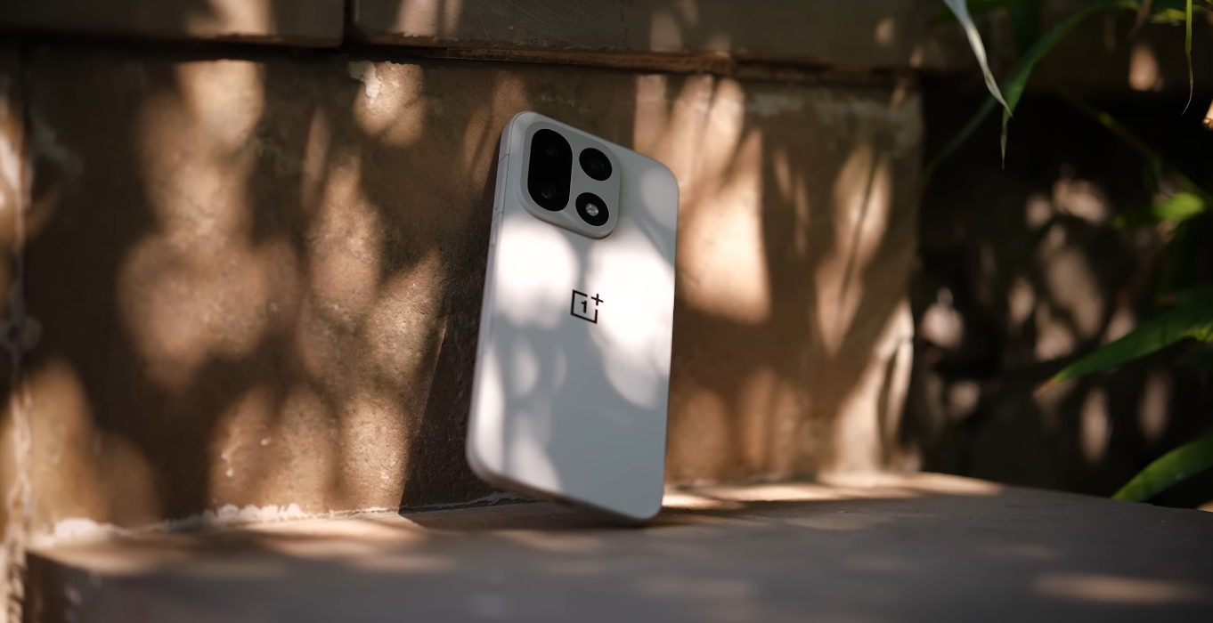 OnePlus 15 vs Apple iPhone 16 Pro Max which one wins in value