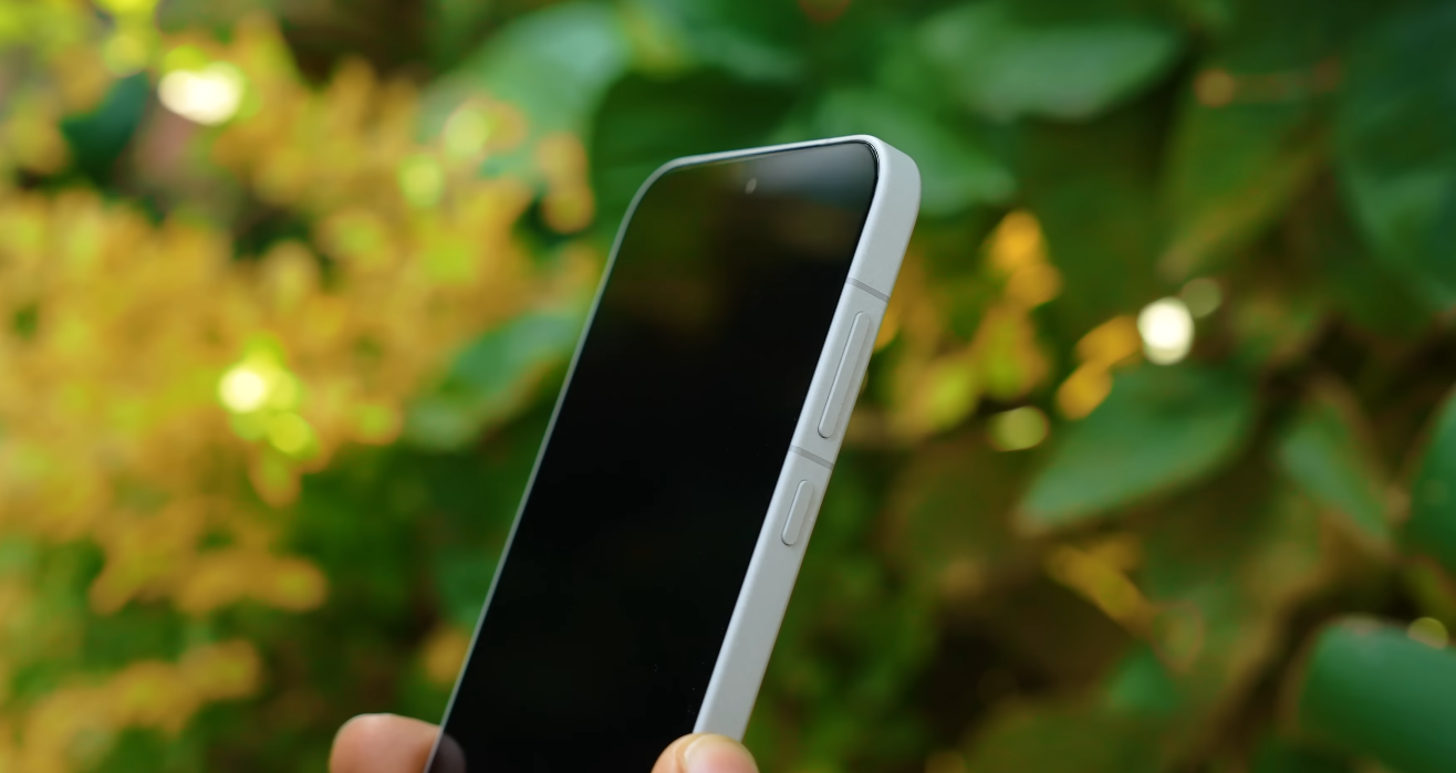 OnePlus 15 vs Motorola Edge 60 Ultra premium specs at different brands