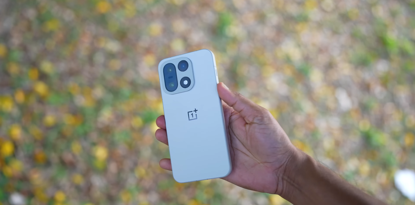 OnePlus 15 vs Motorola Razr 50 Ultra — foldable elegance vs everyday reliability