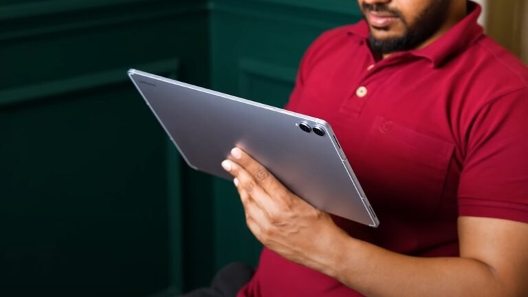 Samsung Galaxy Tab S11 Ultra vs Lenovo Tab Extreme display