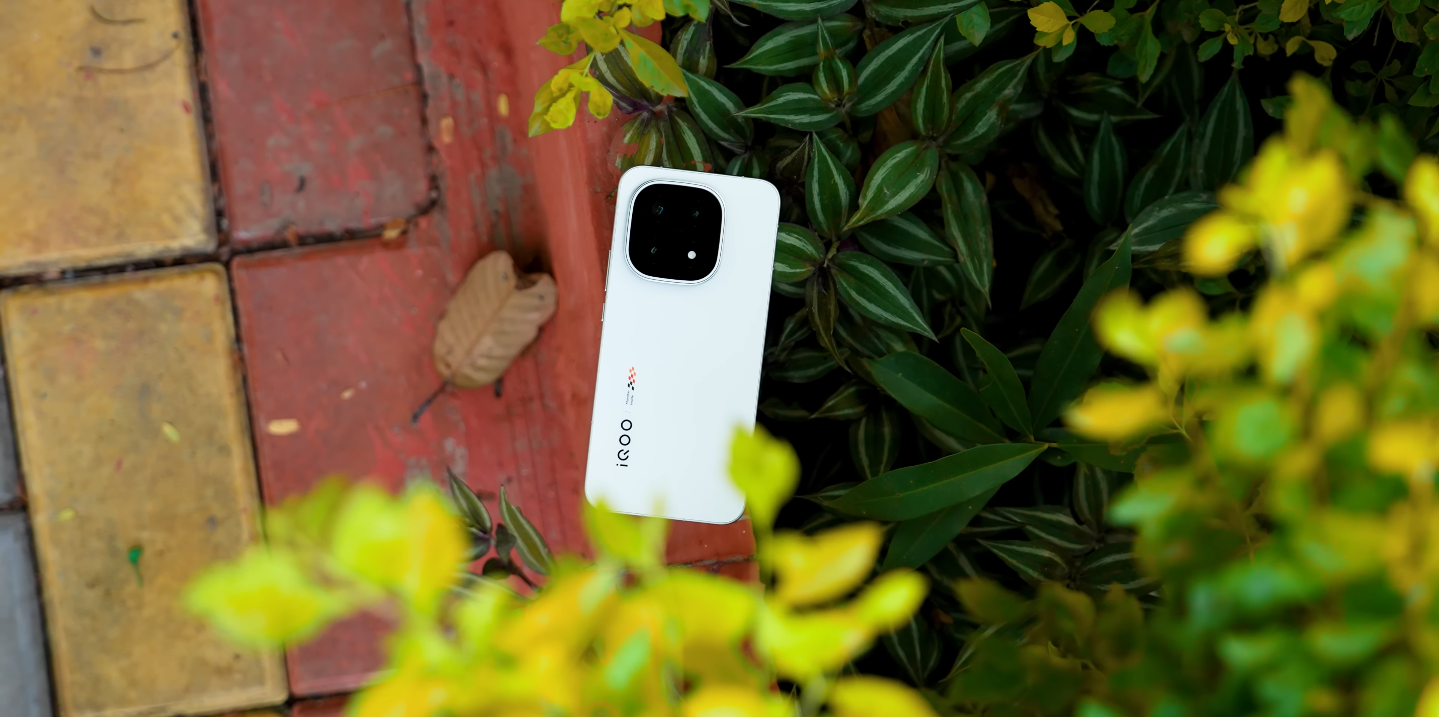 UAE consumers compare iQOO 15 specs with Galaxy S24 and OnePlus 13