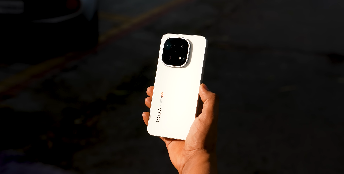 UAE gadget reviewers expect hands-on experience of iQOO 15 next month