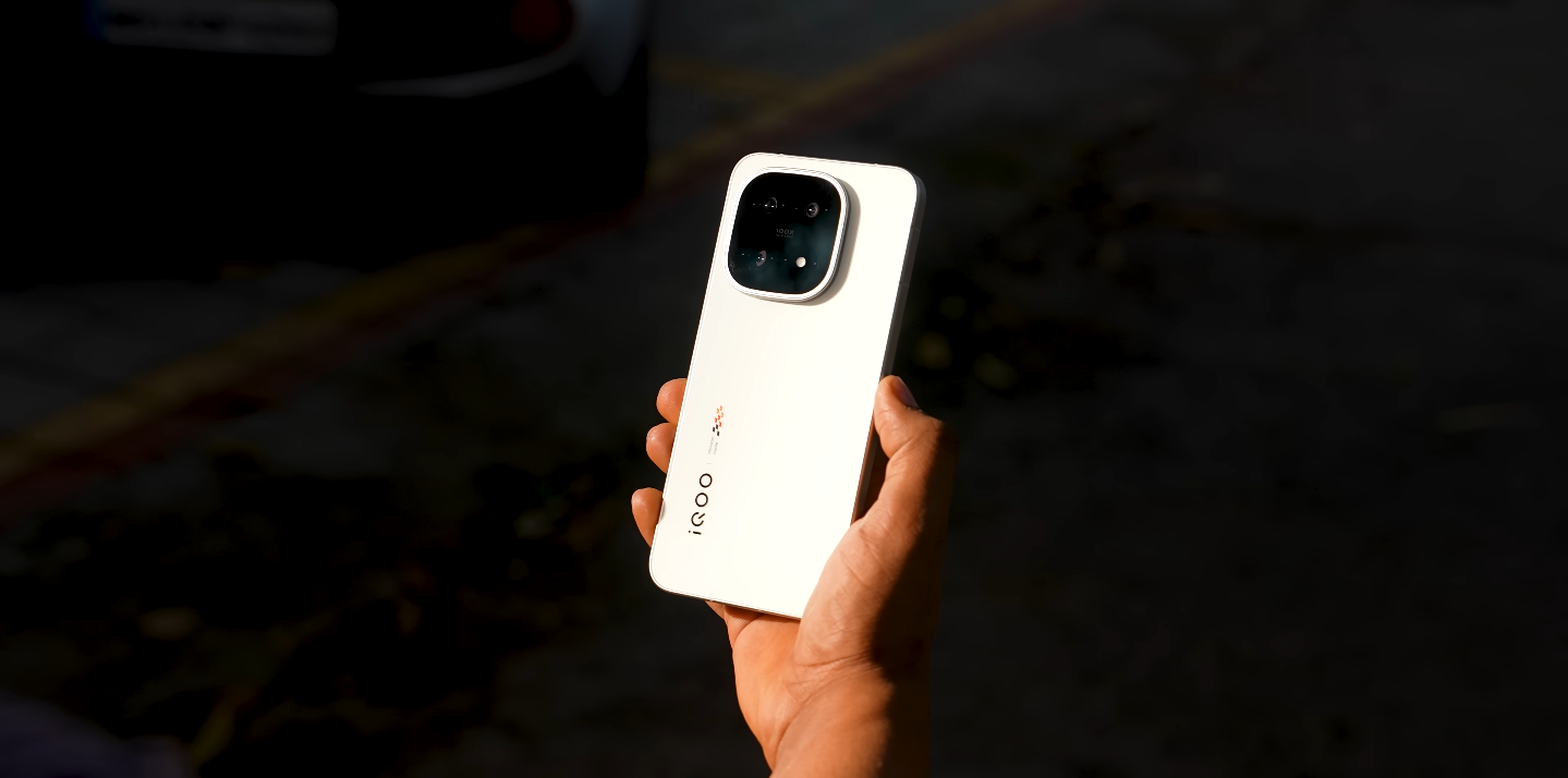 UAE tech influencers highlight iQOO 15’s advanced AMOLED display