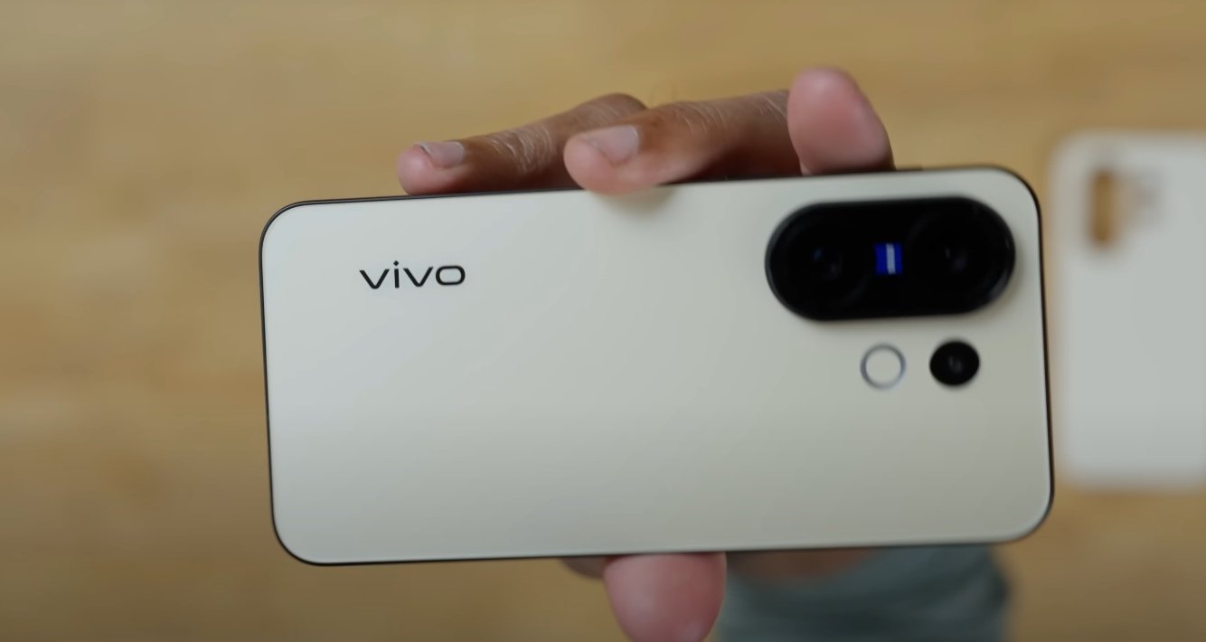 Vivo X300 FE hands on photos leak from USA retail units