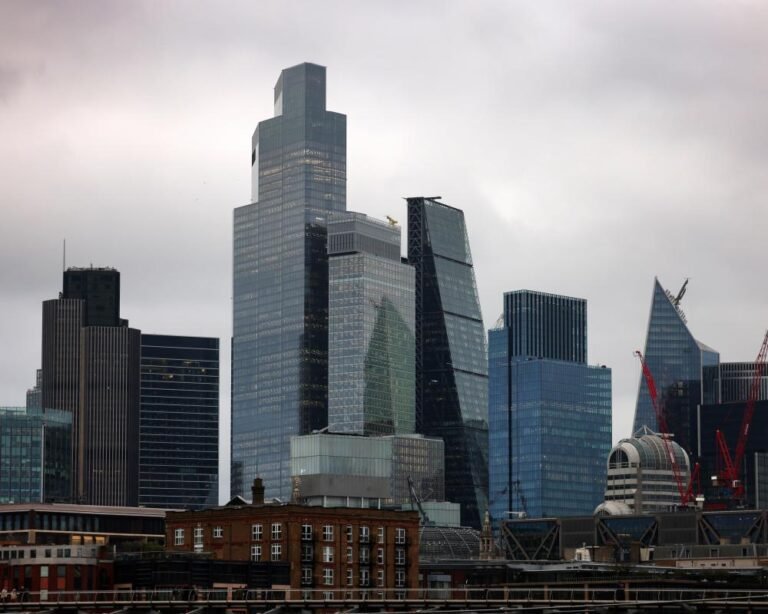 FTSE 100 CEOs high pay graph