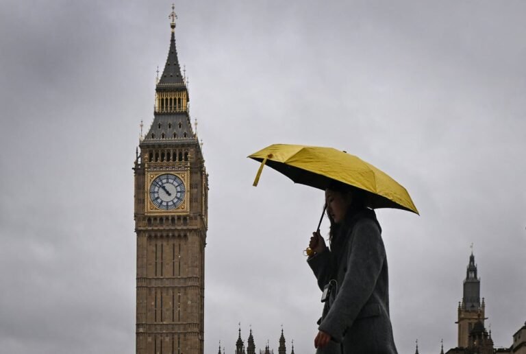 London flood alert: heavy rain hits capital