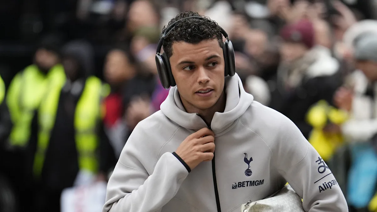 Brennan Johnson in action for Nottingham Forest